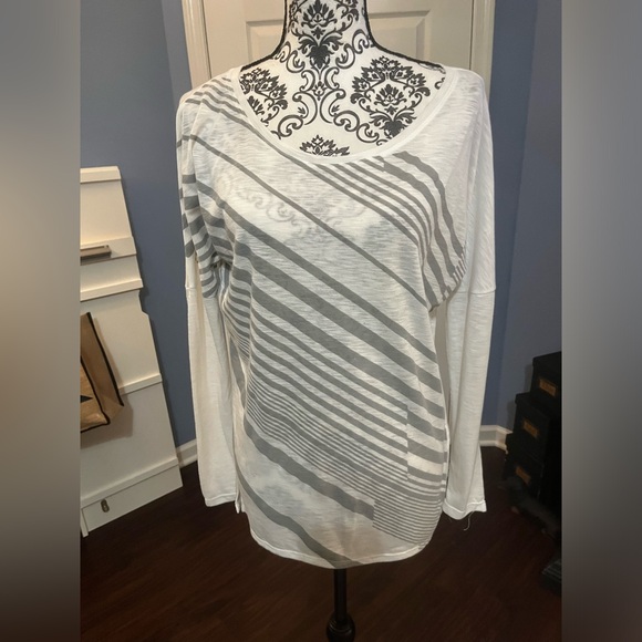 Old Navy Active size medium top - Picture 1 of 8